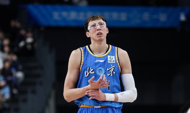 九游体育-进攻欲很低！周琦全场仅出手4次&amp;命中3球 得到7分8篮板2助攻