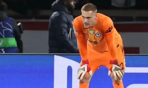 现在还是吗？舒梅切尔赛前曾说“约恩森被告知他是蓝军一门”