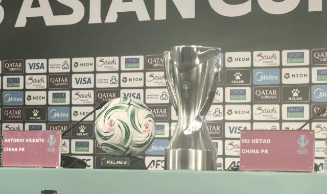 九游游戏-决赛氛围浓厚！U23国足发布会前，冠军奖杯已被摆在发布厅